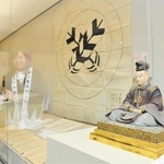 浅野長直の座像などが展示されている会場＝赤穂市立歴史博物館