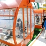 営業最終日を迎えた大観覧車に乗り込む家族連れ＝県立赤穂海浜公園