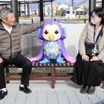 ＪＲ福崎駅前に設置された「アマビエ」の妖怪ベンチ＝福崎町福田