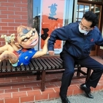 常盤堂製菓直販店前の「袖引小僧」は過去の作品同様、リアルさが際立つ＝福崎町八千種