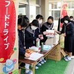 防災備蓄の啓発も兼ね、食品の提供を呼び掛ける生徒会役員ら＝太子東中