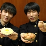 卵かけご飯を使って町の活性化を目指す岩屋華月さん（左）と橋本康汰さん＝上郡高校
