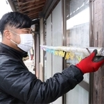 依頼を受けて物干しざおの高さを調整する渡部政弘さん＝相生市川原町