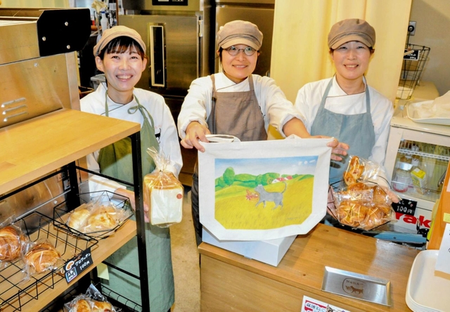 開店１周年を迎える松崎奈々さん（中央）と鳴瀧小百合さん（右）、新井緑さん＝赤穂市塩屋
