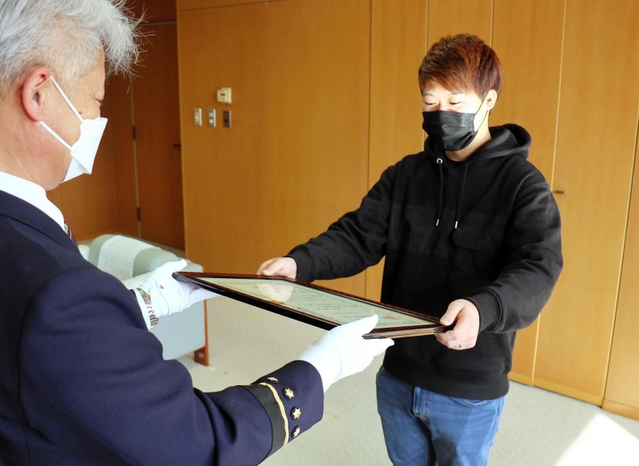 人命救助の感謝状を受け取る井上光希さん＝たつの市揖保川町正條、西はりま消防組合本部