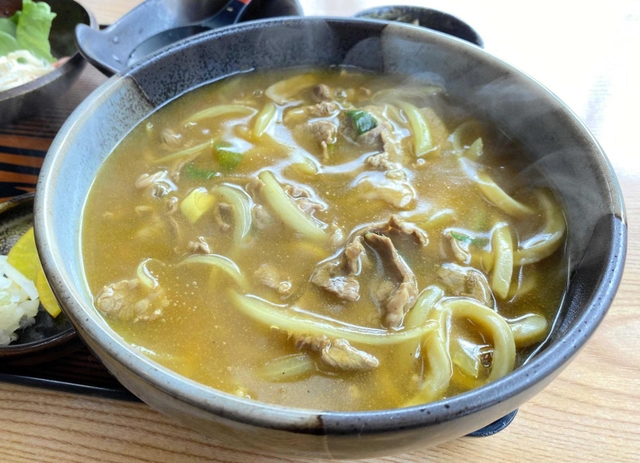 カレー粉を練り込んだ一心竹田店の自家製手打ち麺でつくる「カレーカレーうどん」