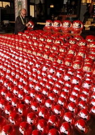 応聖寺の桑谷祐顕住職によって左目が書き入れられた「福だるま」＝福崎町高岡