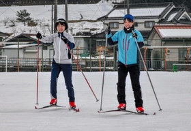 全国高校スキー大会のクロスカントリー競技に出場する越乢凜さん（右）と池部黄那さん＝千種高校