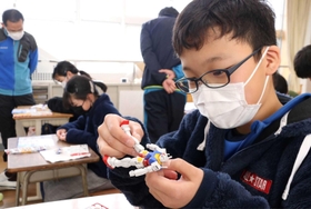 ガンプラの組み立てに熱中する子どもたち＝相生市立矢野小学校
