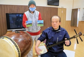 「播州段文音頭　神前山物語」のＣＤを録音した安田正（藤本豊正）さん（右）と広岡博若さん＝福崎町山崎