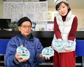 ＤＶＤの構成を担当した柳瀬龍吉さん（左）とナレーションを担当した松本幸栄さん＝市川町観光協会　