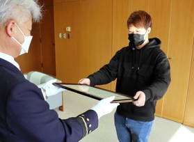 人命救助の感謝状を受け取る井上光希さん＝たつの市揖保川町正條、西はりま消防組合本部