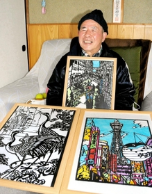 左手のリハビリを経て切り絵作品を自宅で作る本林俊昭さん＝上郡町船坂
