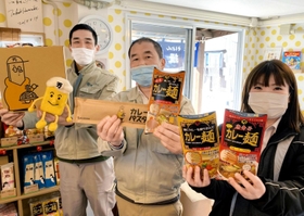 カレー麺やカレーパスタをアピールする森口暢啓社長（左）ら＝森口製粉製麺
