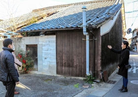 古民家ホテルの３号棟予定地を見学する関係者＝たつの市龍野町上川原