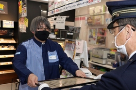 相生署長から感謝状を贈られたローソン相生コスモス店の山田健輔オーナー（左）＝相生市赤坂１