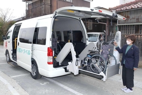 旅行専用の介護タクシー事業を始めた塚本陽子さん＝姫路市大津区天満
