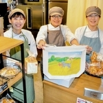 開店１周年を迎える松崎奈々さん（中央）と鳴瀧小百合さん（右）、新井緑さん＝赤穂市塩屋