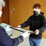 人命救助の感謝状を受け取る井上光希さん＝たつの市揖保川町正條、西はりま消防組合本部