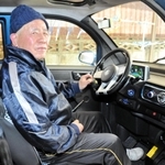 小型電気自動車に乗る本林俊昭さん。まひのない左側の手足を使い、運転する＝上郡町船坂