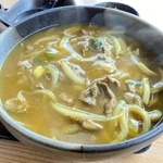 カレー粉を練り込んだ一心竹田店の自家製手打ち麺でつくる「カレーカレーうどん」