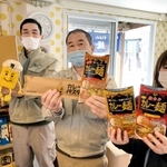 カレー麺やカレーパスタをアピールする森口暢啓社長（左）ら＝森口製粉製麺