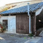 古民家ホテルの３号棟予定地を見学する関係者＝たつの市龍野町上川原