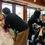 着付けなどは車いすに座ったまま行われた＝たつの市揖西町