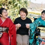 成人を迎えた新居真歩さん（右）と華歩さん（左）。２人の着付けや化粧は宮本淑美さん（中央）らが担った＝たつの市揖西町