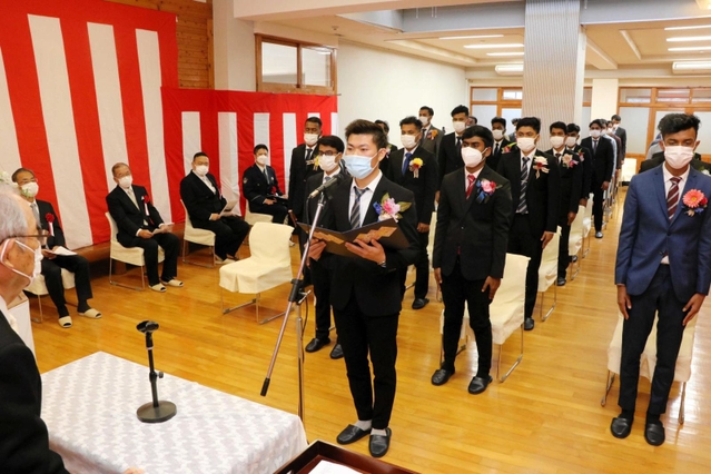 日本風の式典を開き、卒業証書を受け取る学生＝佐用日本語学校