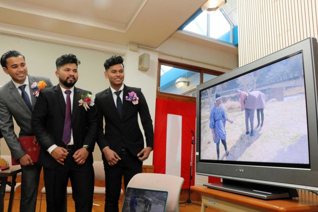 卒業制作として、町内で撮影した「わらしべ長者」の動画もお披露目した＝佐用日本語学校