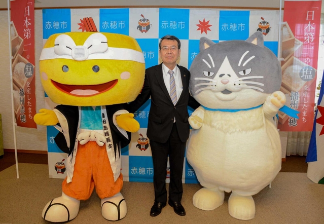 陣たくん（左）、牟礼市長（中央）と記念写真を撮るマル＝赤穂市役所