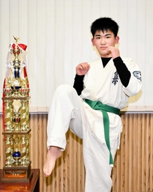 空手の全国大会で準優勝を果たした丸林航大君＝宍粟市役所