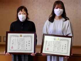 人命救助で感謝状を受け取った小寺由起子さん（左）と小野愛加さん＝たつの市揖保川町正條、西はりま消防組合本部