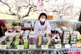 園内限定の梅製品を販売する上田静代さん＝綾部山梅林