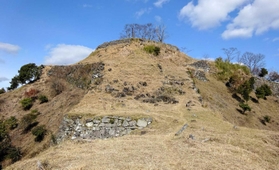 利神城跡の天守丸（佐用町提供）