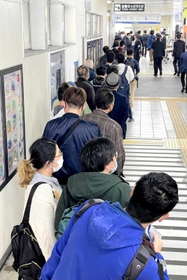 記念入場券を買うため、朝から整理券を求める人の行列ができた＝ＪＲ相生駅（撮影・大山伸一郎）