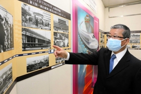 開業当時の山陽新幹線や、駅舎の写真パネルを見る元運転士の福沢耕介さん＝ＪＲ相生駅（撮影・大山伸一郎）
