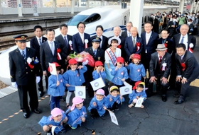 ひかり号の出発を見送りに集まった地元住民ら＝ＪＲ相生駅（撮影・大山伸一郎）