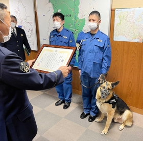表彰される警察犬「ヤルク号」と長谷川数眞巡査長（右）＝たつの署