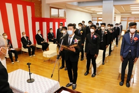 日本風の式典を開き、卒業証書を受け取る学生＝佐用日本語学校