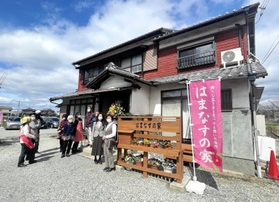 太田直美さん（右端）の実家を改装した「はまなすの家」＝太子町米田