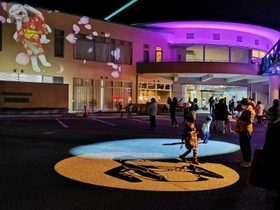 ライトアップが始まった入浴・宿泊施設「文珠荘」＝福崎町東田原