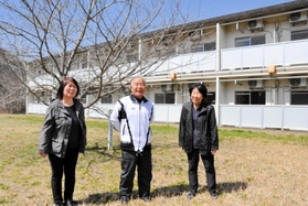 障害者が集う場の開設を進める前田智子さん（右）ら＝赤穂市有年楢原