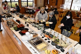 バイキング形式で新装オープンしたレストラン「楓の里」＝宍粟市波賀町安賀