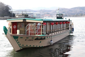 運航をスタートさせる屋形船「赤龍丸」＝相生湾