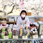 園内限定の梅製品を販売する上田静代さん＝綾部山梅林
