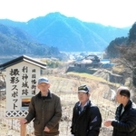 旧因幡街道の県道沿いに設置された撮影スポットの看板＝佐用町延吉