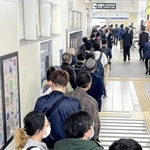 記念入場券を買うため、朝から整理券を求める人の行列ができた＝ＪＲ相生駅（撮影・大山伸一郎）