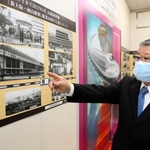 開業当時の山陽新幹線や、駅舎の写真パネルを見る元運転士の福沢耕介さん＝ＪＲ相生駅（撮影・大山伸一郎）